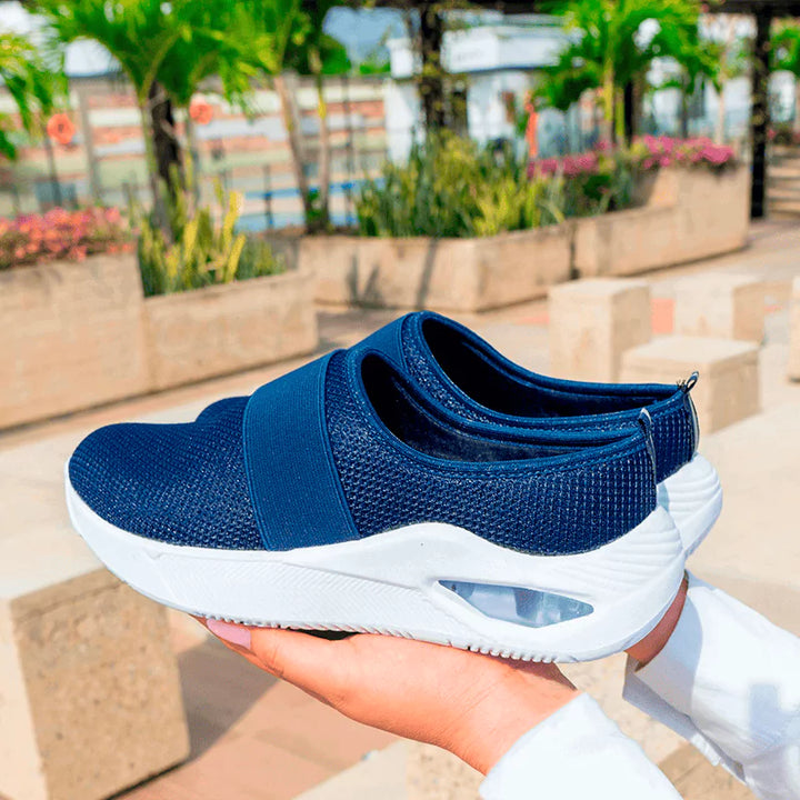 Tenis Nube Suaves Azul - Gracias a su forro antitraspirante y su plantilla de Memory EVA, estos tenis se adaptan perfectamente a la forma de tus pies, ofreciendo una experiencia de uso ultracómoda