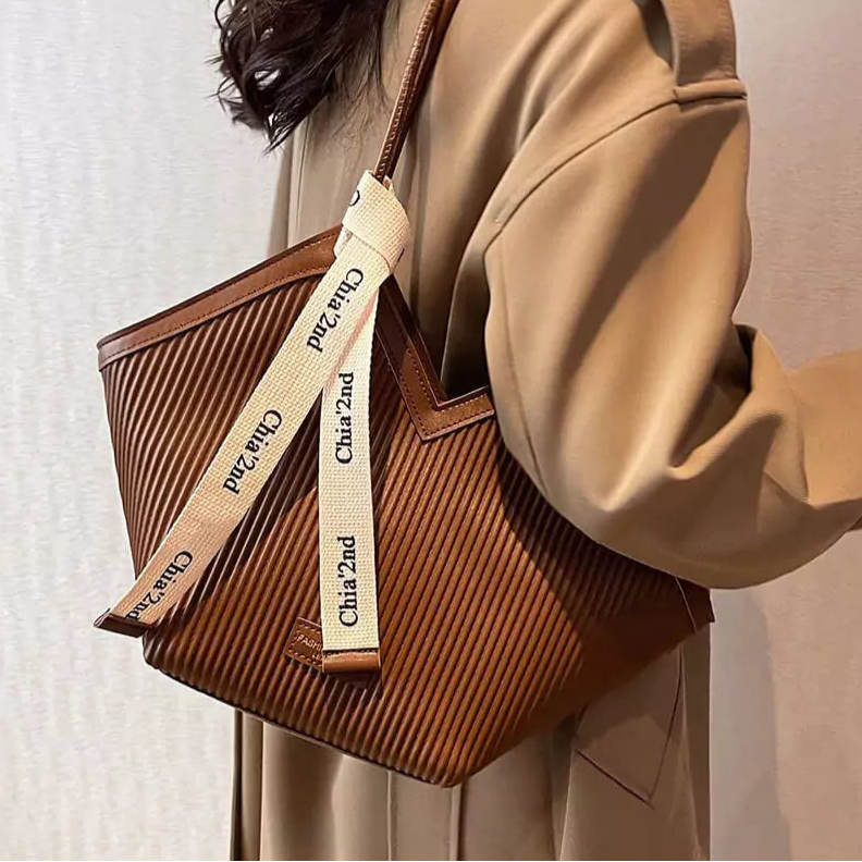 Bolso Marrie Marrón- Su diseño estructurado con texturas modernas y detalles en contraste lo convierten en un bolso único y versátil para cualquier ocasión