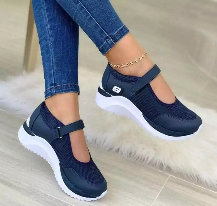 Tenis Casuales Mirabella para Mujeres en color azul oscuro. Los tenis son comodos y livianos, perfectos para el trabajo y passeios