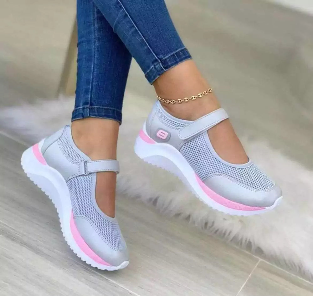 Tenis Casuales Mirabella para Mujeres en color gris. Los tenis son ligeros y comodos, perfectos para el trabajo y el dia a dia