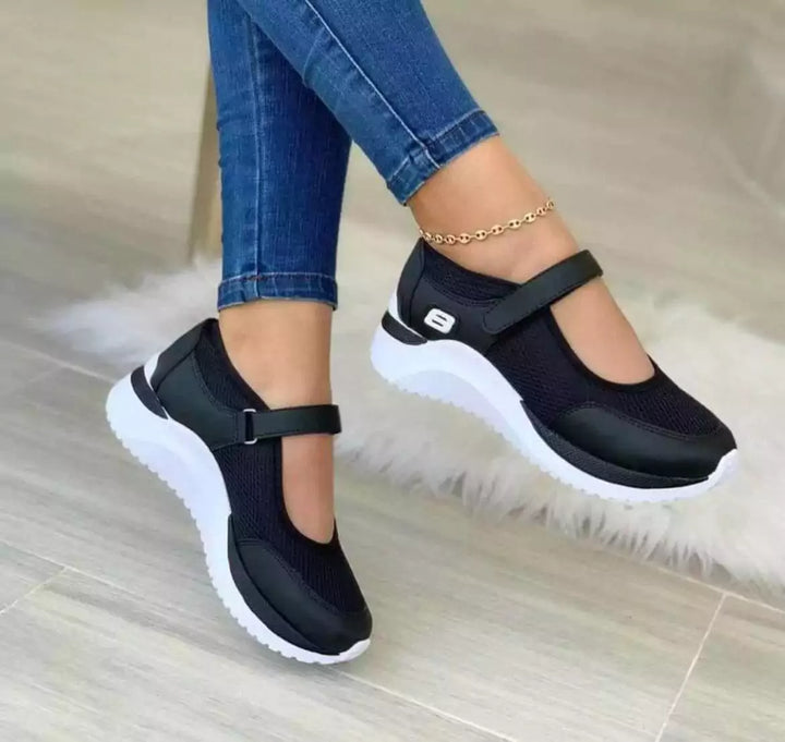 Tenis Casuales Mirabella para Mujeres en color negro. Los tenis son delicados y comodos, perfectos para el trabajo y passeios